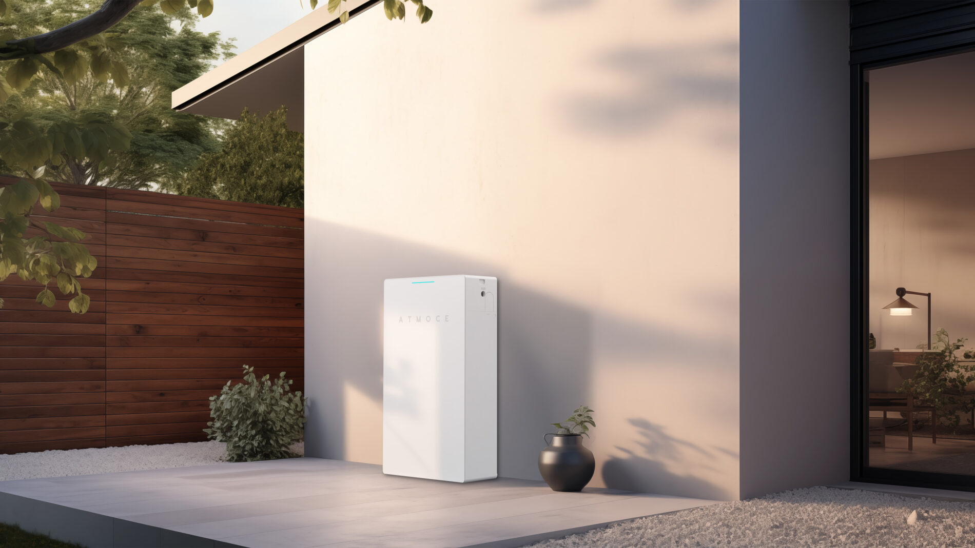 Atmoce 7 kWh batterij vrijstaand tegen de gevel van een woning